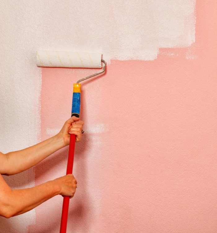 Rouleau appliquant peinture rose