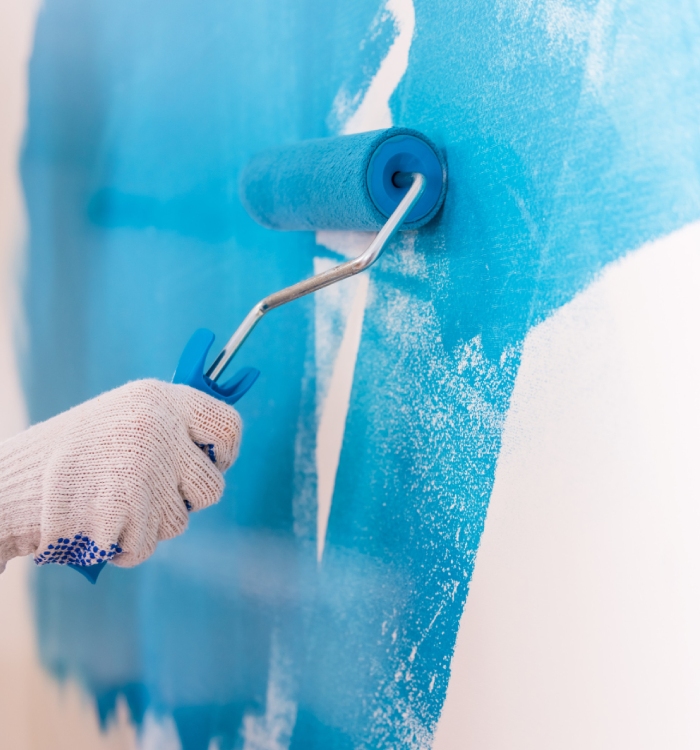 Rouleau appliquant peinture bleue